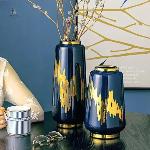 Vase décoratif bleu avec accents dorés
