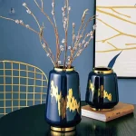 Vase en céramique bleu aux détails dorés