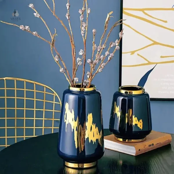 Vase en céramique bleu aux détails dorés