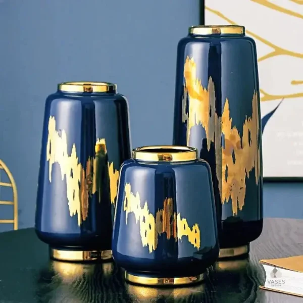 Vase bleu et doré, pièce contemporaine pour la maison