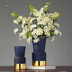 Vase bleu et or élégant pour décoration intérieure