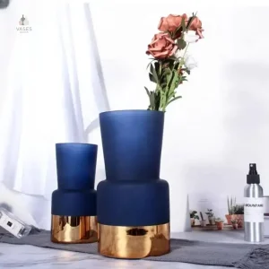 Vase décoratif bleu avec accents dorés
