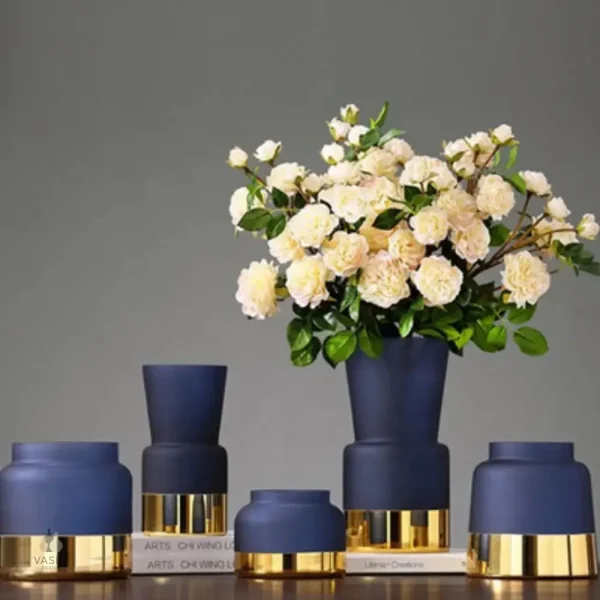 Vase en céramique bleu orné de motifs dorés