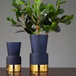 Vase bleu contemporain avec finition dorée