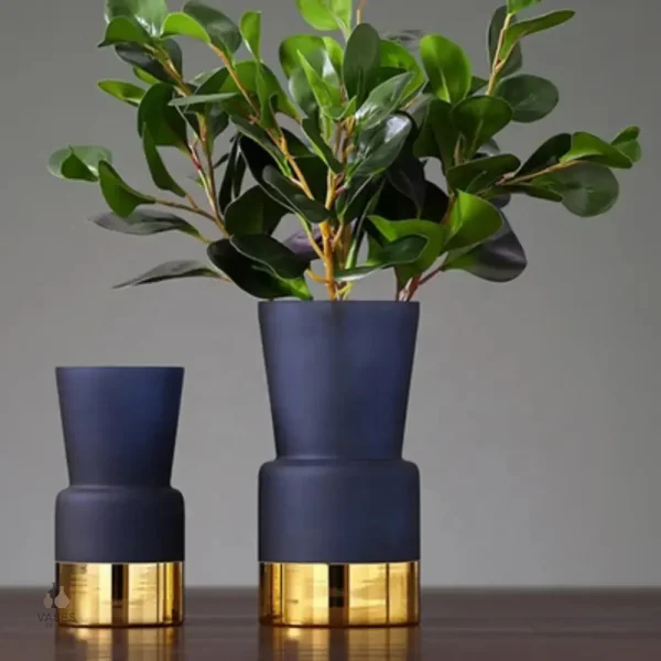 Vase bleu contemporain avec finition dorée