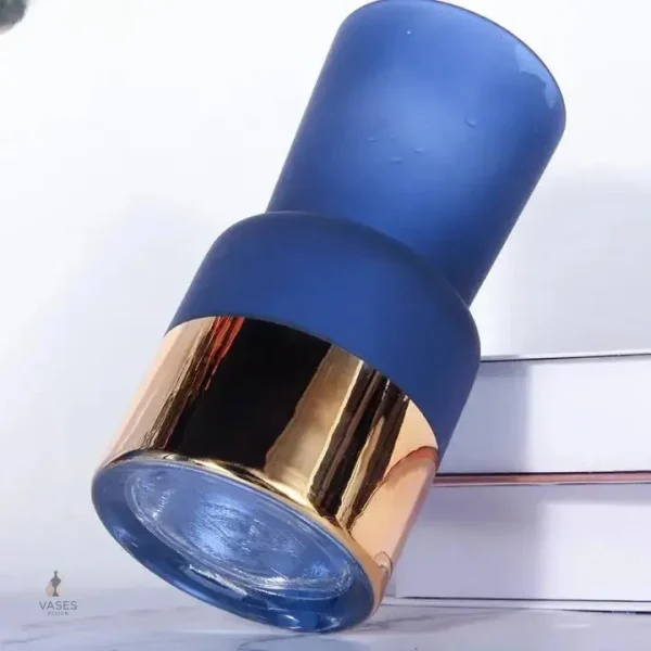 Vase de table bleu et or pour fleurs