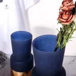Vase stylé bleu avec touches dorées