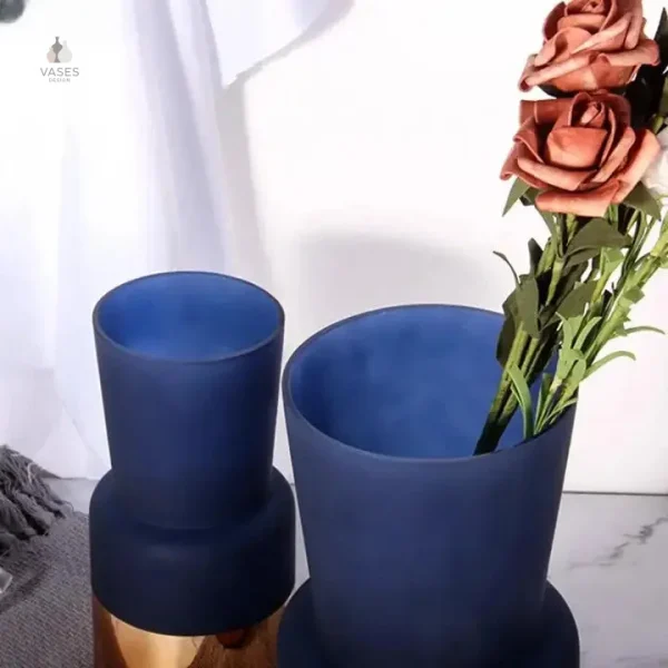 Vase stylé bleu avec touches dorées