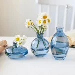 Vase bleu transparent élégant pour décoration intérieure