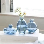 Vase en verre bleu à la fois simple et chic