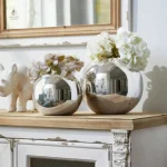 Vase boule argenté élégant pour décoration intérieure