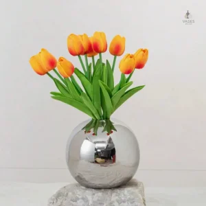 Vase arrondi en métal argenté, style moderne