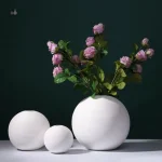 Vase boule blanc en céramique élégante
