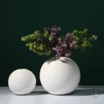 Vase décoratif boule, finition blanche