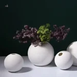 Vase blanc sphérique pour fleurs