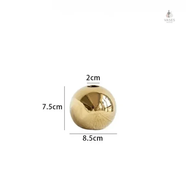 Vase doré au design épuré, style minimaliste