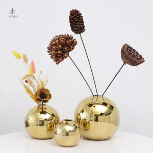 Vase boule en métal doré au design chic