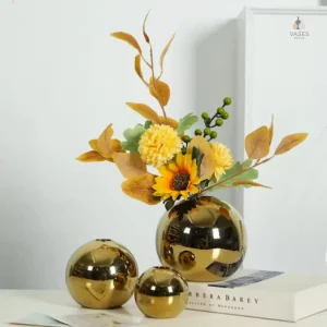 Vase sphérique doré, accent contemporain