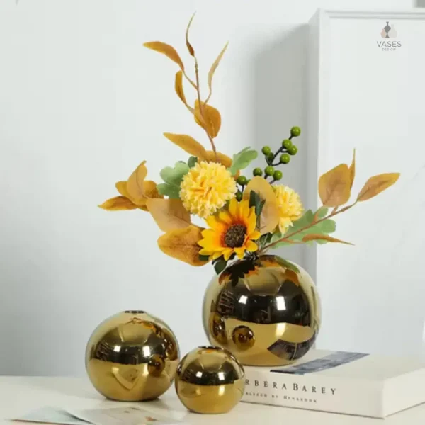 Vase sphérique doré, accent contemporain