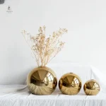 Vase boule doré parfait pour fleurs séchées