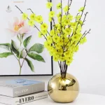 Vase doré arrondi, pièce maîtresse décorative