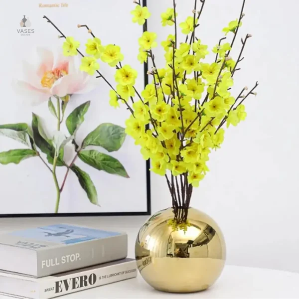 Vase doré arrondi, pièce maîtresse décorative