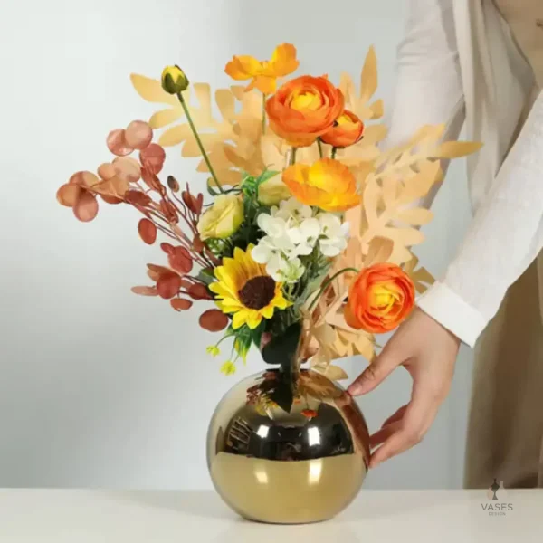 Vase sphérique doré pour ambiance chaleureuse
