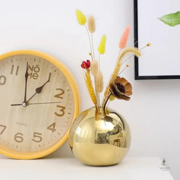 Vase doré en forme de boule pour la maison