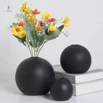 Vase boule noir élégant pour décoration intérieure