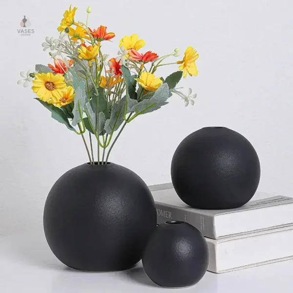 Vase boule noir élégant pour décoration intérieure