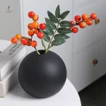 Vase noir en forme de boule, style moderne