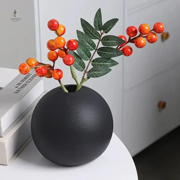 Vase noir en forme de boule, style moderne