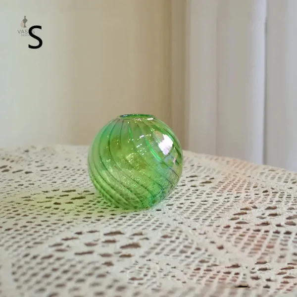 Vase boule en verre à poser