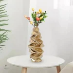 Vase brillant aux lignes épurées
