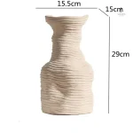 Vase céramique aux motifs historiques raffinés