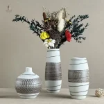 Vase en céramique de couleur beige