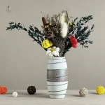 Vase beige en céramique pour décoration intérieure