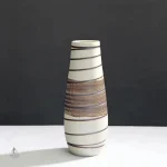 Vase beige en céramique pour embellir un espace