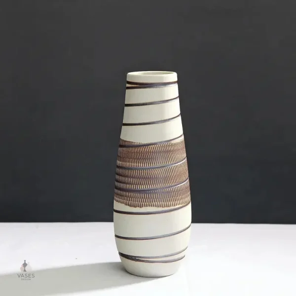 Vase beige en céramique pour embellir un espace