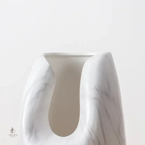 Vase en céramique blanche pour décoration intérieure