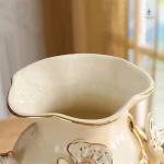 Vase en céramique blanche élégant pour décoration intérieure