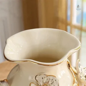 Vase en céramique blanche élégant pour décoration intérieure