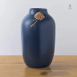 Vase bleu en céramique, design contemporain