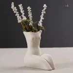 Vase en céramique représentant une silhouette féminine