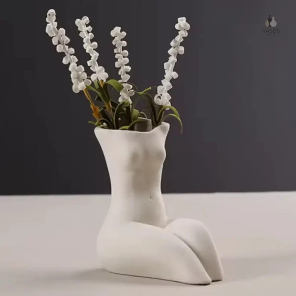 Vase en céramique représentant une silhouette féminine