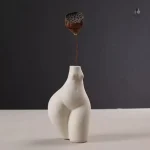 Vase décoratif en céramique inspiré par la forme féminine