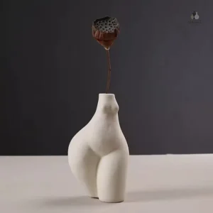 Vase décoratif en céramique inspiré par la forme féminine