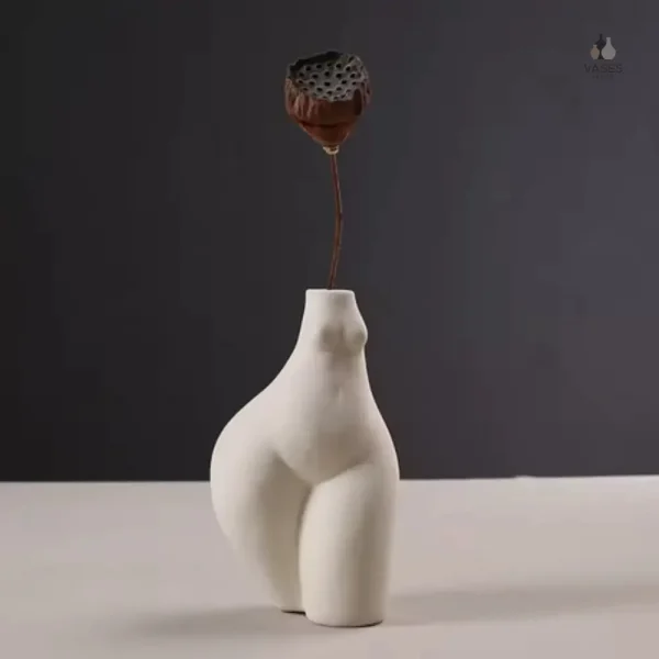 Vase décoratif en céramique inspiré par la forme féminine