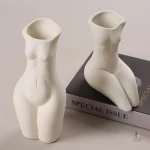 Vase céramique avec motif de corps féminin stylisé