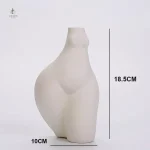 Vase céramique décoratif, forme inspirée par le corps
